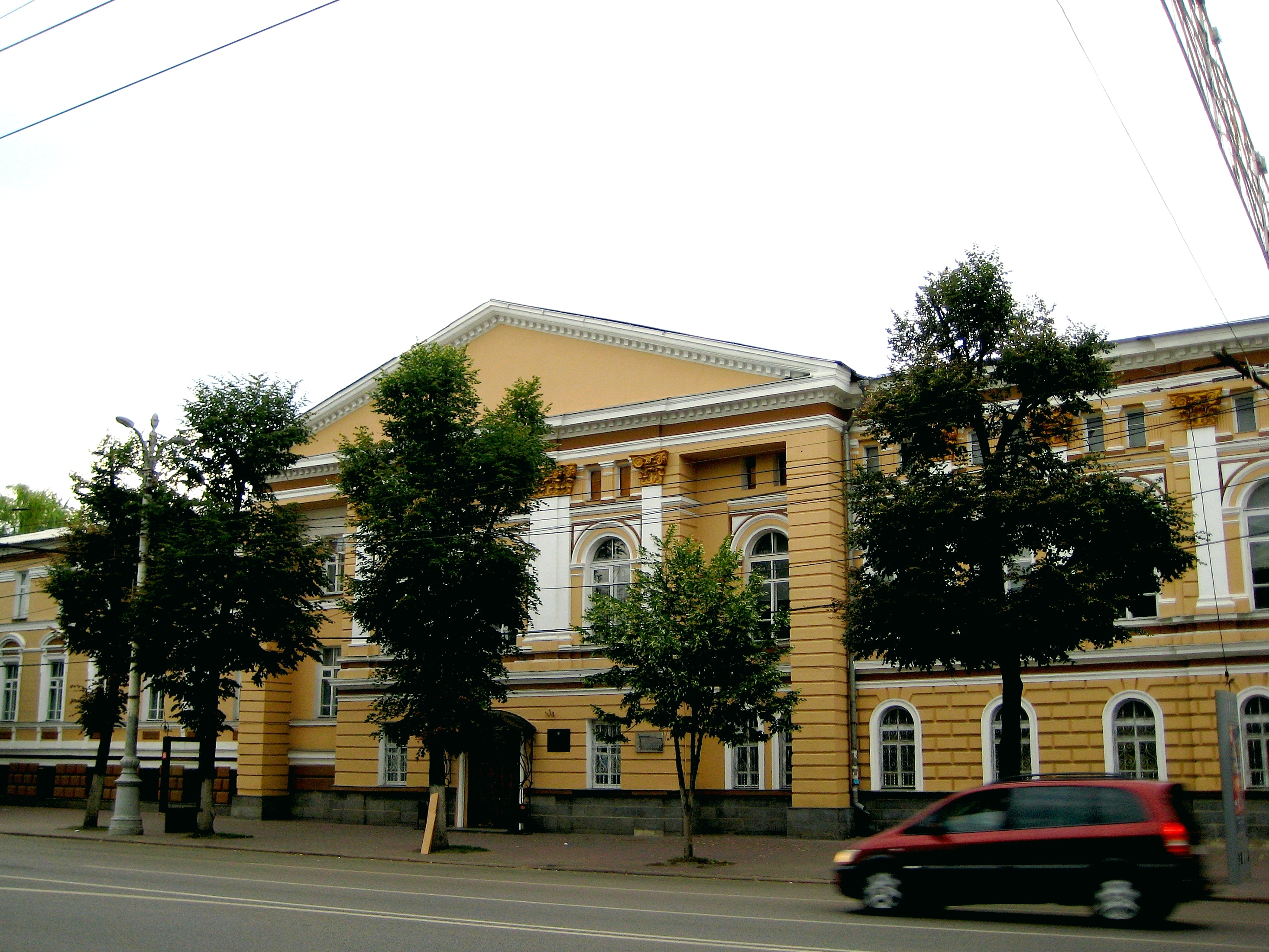 Дом губернатора, вид на фасад. Историческая фотография 2012 года.