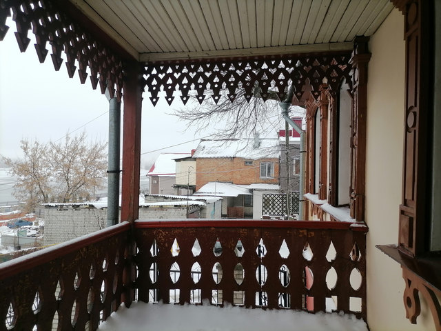 Миниатюра: Резная деревянная веранда крупным планом, декабрь 2023 года
