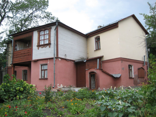Дом со стороны двора и веранда, июль 2012 года