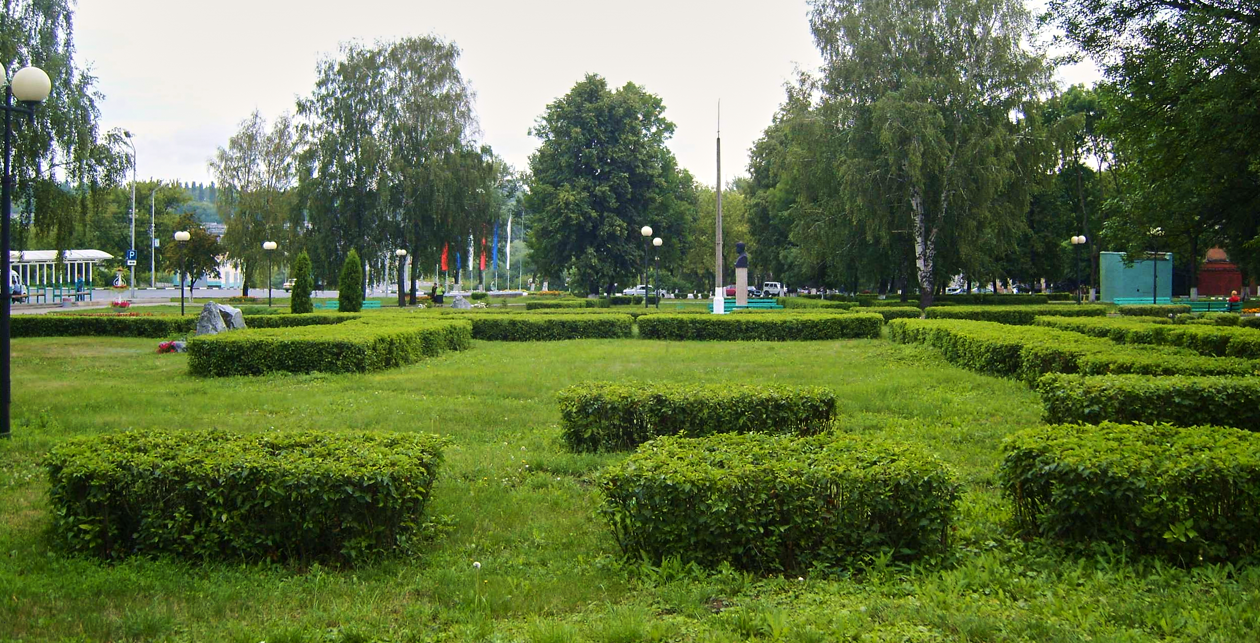 Миниатюра: Общий вид парка с живыми изгородями, июль 2008