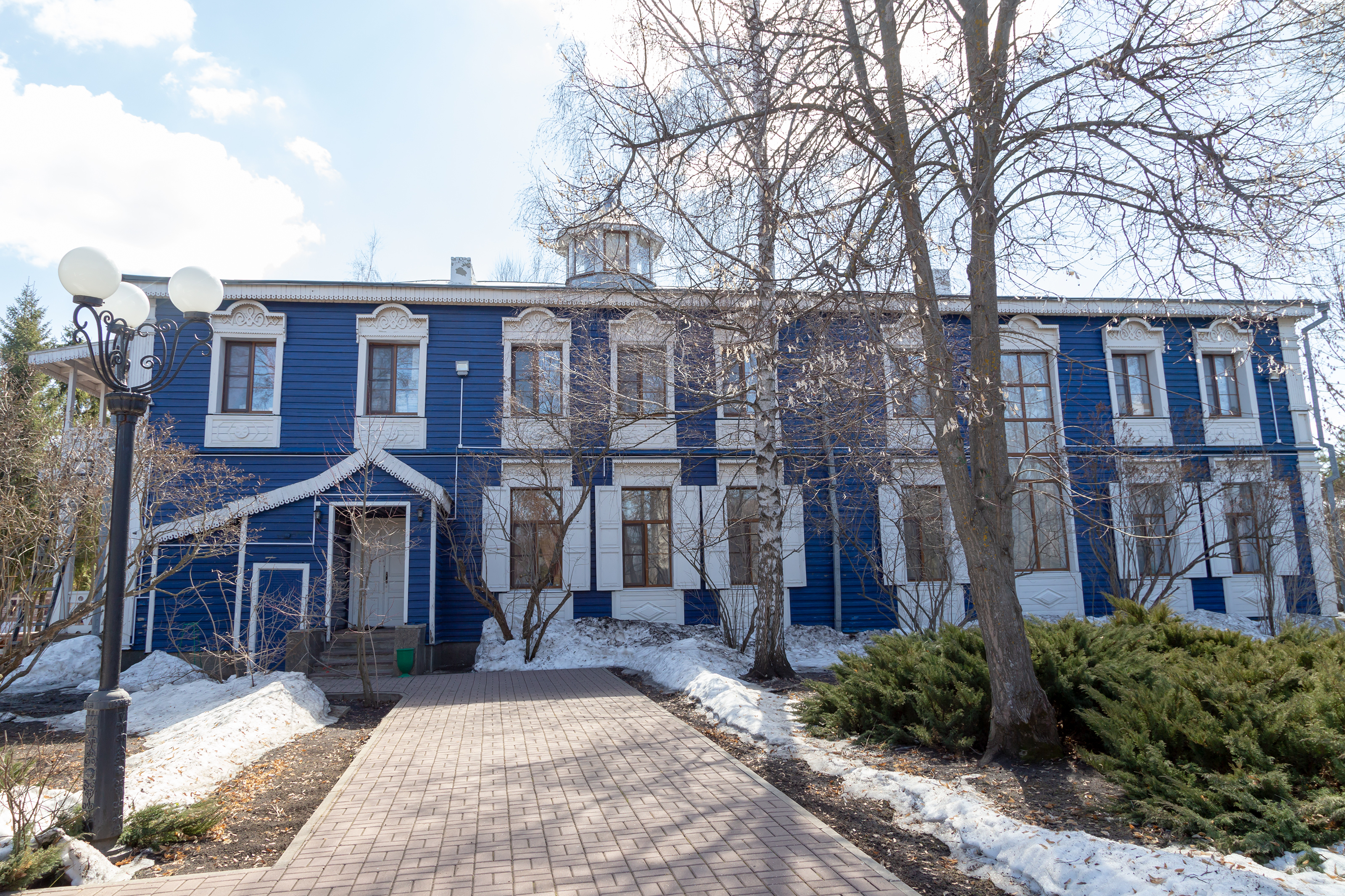 Фасад усадебного дома. 14 апреля 2018 года.