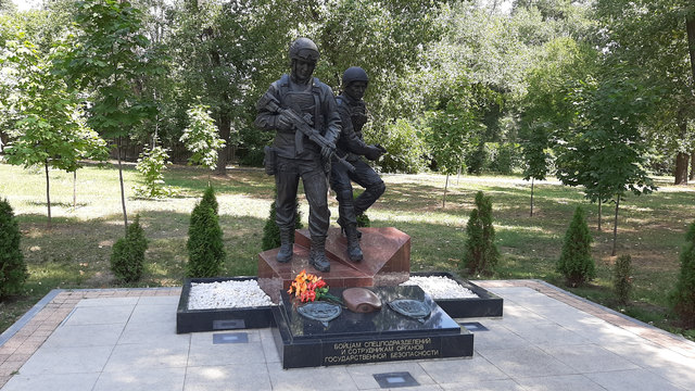 Миниатюра: Памятник бойцам спецподразделений в Парке Патриотов, снимок 26 июля 2021 года