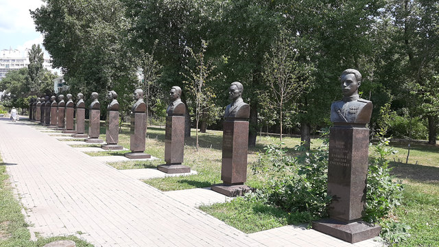 Миниатюра: Бюсты героев в Парке Патриотов, снимок 26 июля 2021 года