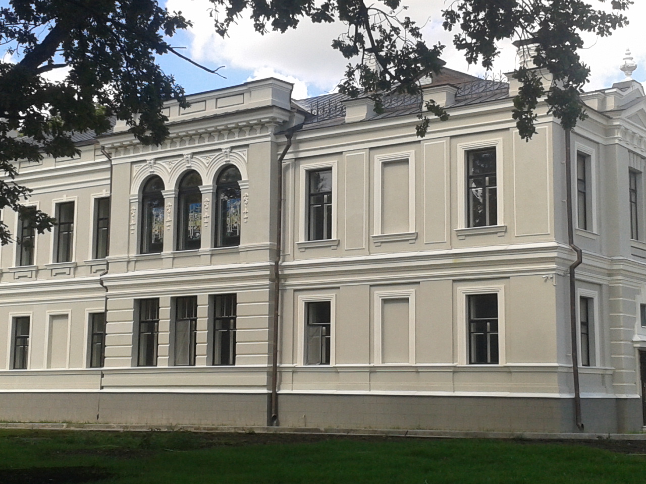 Миниатюра: Фасад главного дома усадьбы Асеева, август 2016 года